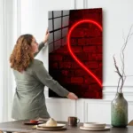 Neon Kalp Tasarımlı Kırmızı Tuğla Desenli Cam Tablo - Görsel 2