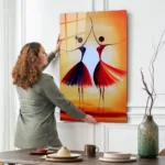 Ruhun Dansı: Mavi ve Kırmızı Elbiseli Soyut Cam Tablo - Görsel 2