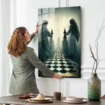 Ruhların Satrancı: Mistik Figürlü Modern Cam Tablo - Görsel 2